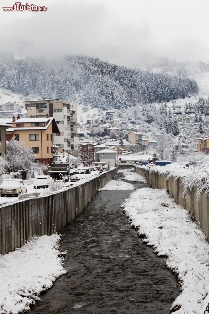 Immagine Panorama invernale nella cittadina di Chepelare, Bulgaria, con la neve.