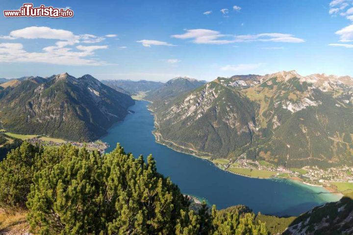 Immagine Veduta del lago Achensee e del villaggio di Pertisau, Tirolo - Situato in Austria nella regione del Tirolo, questo lago adagiato fra i monti Karwendel e Rofan ha acque verde smeraldo. Rinomato per i bei lidi balneari di Eben e Pertisau, Achensee riserva sorprese naturalistiche che appassionano anche gli amanti della vela, del windsurf e delle immersioni subacquee che proprio in questo specchio d'acqua trovano condizioni eccellenti © Michael Thaler / Shutterstock.com