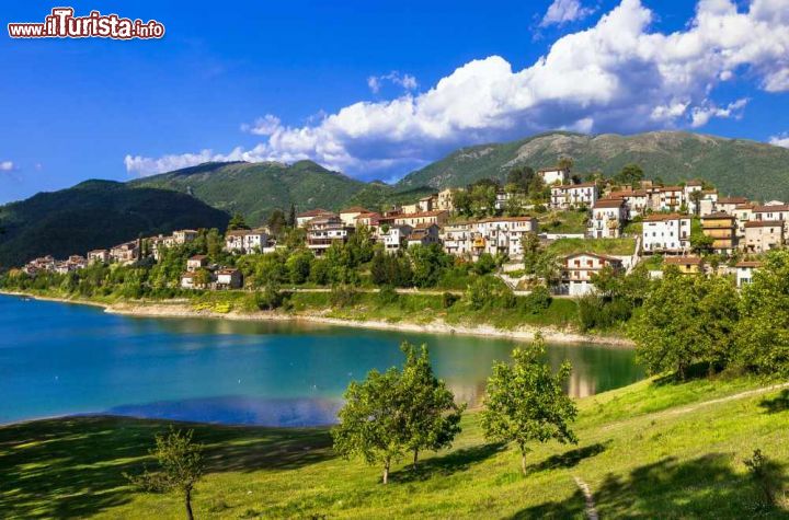 Immagine Il panorama del lago di Turano e il piccolo borgo di Colle di Tora, nel Lazio