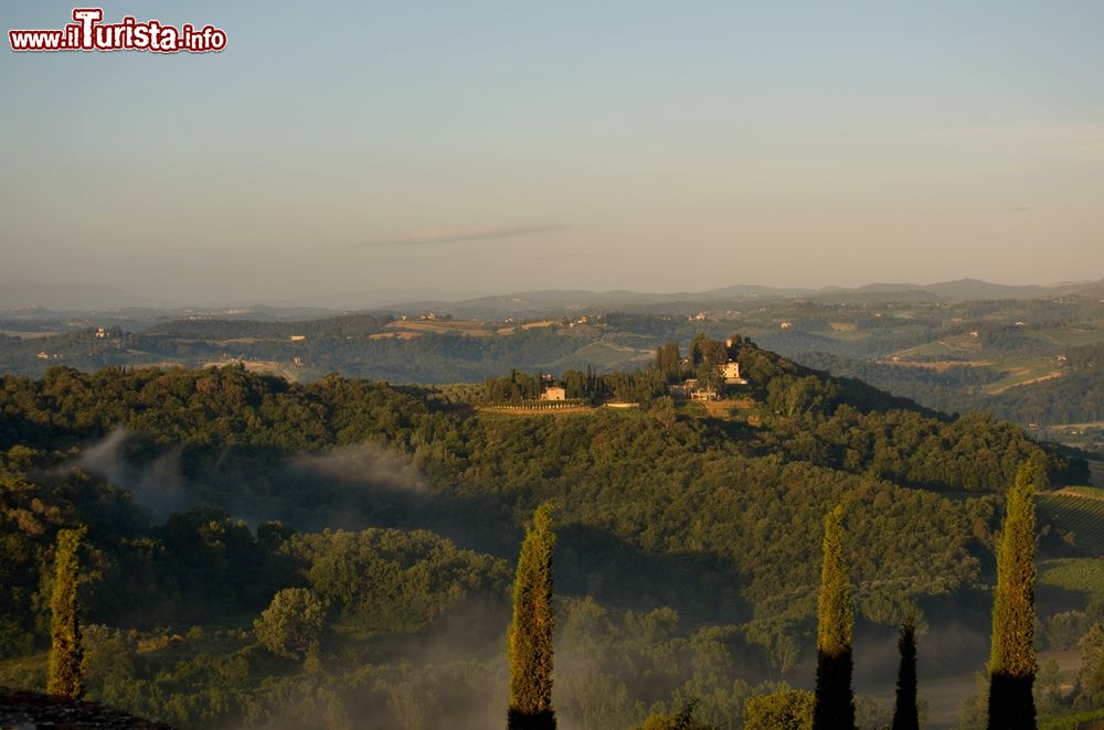 Immagine Panorama mattutino con foschia a Barberino Val d'Elsa, Firenze, Toscana.