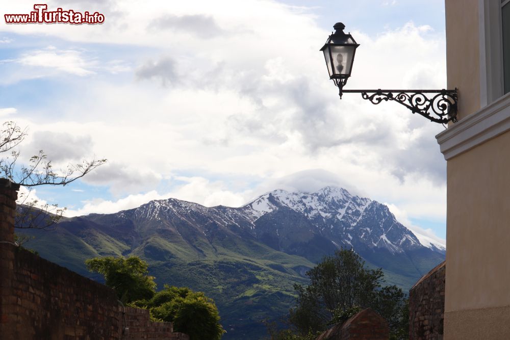 Immagine Panorama montano dal centro storico di Penne, Pescara, Abruzzo.