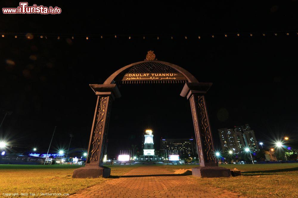 Immagine Panorama notturno con il Dataran Bandaraya Johor Bahru, Malesia. Si tratta della principale piazza della città di Johor Bahru - © Hezy Iqa / Shutterstock.com