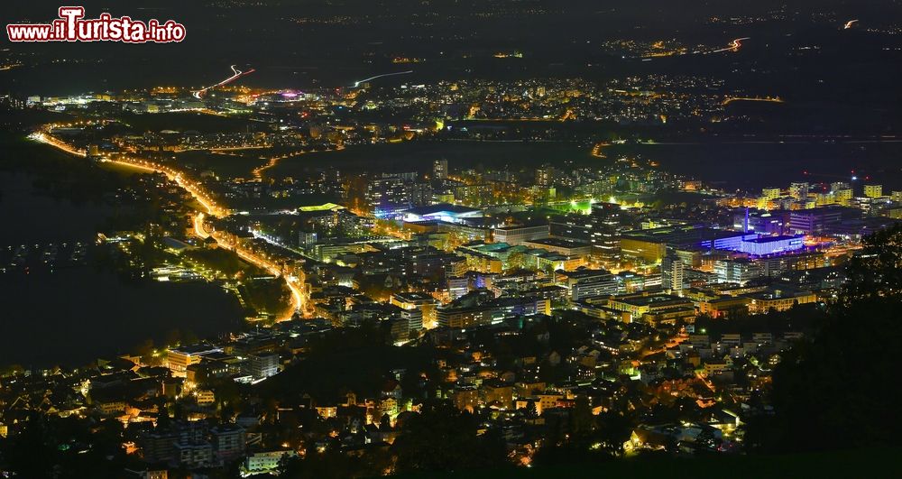 Immagine Panorama notturno dall'alto della città di Zugo, Svizzera. E' considerata la perla nascosta del territorio svizzero con i suoi vicoletti stretti che accompagnano alla scoperta del centro storico.