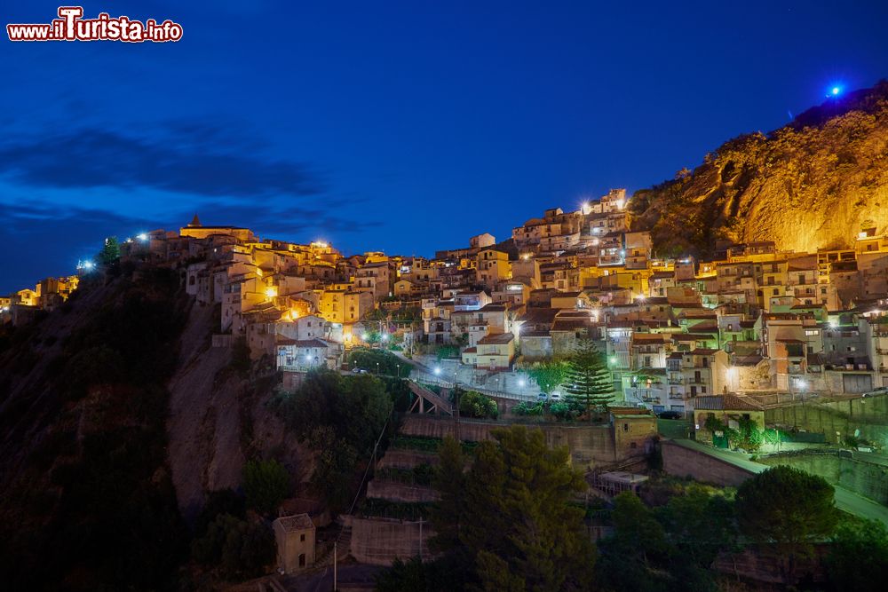 Immagine Panorama notturno del borgo di Motta Camastra in Sicilia, provincia di Messina