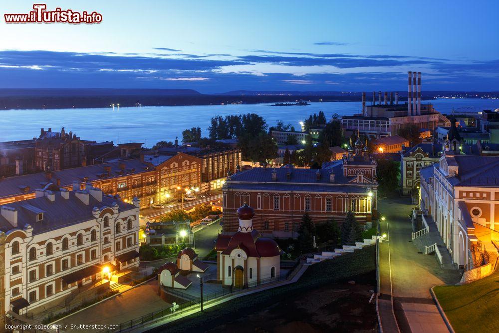 Immagine Panorama notturno del vecchio centro storico di Samara, Russia. Uno scorcio della birreria Zhiguli, oggi uno dei più importanti monumenti cittadini, e del fiume Volga - © solepsizm / Shutterstock.com