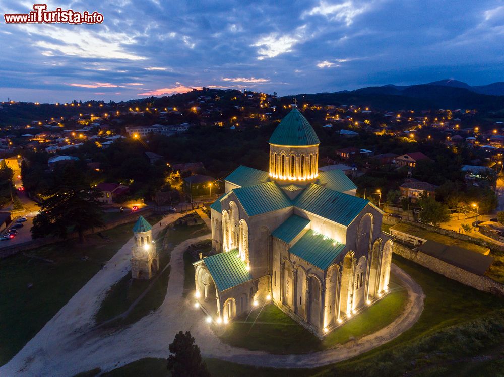 Immagine Panorama notturno della cattedrale di Bagrati nel centro di Kutaisi, Georgia. Riconosciuta come un capolavoro dell'architettura medievale georgiana, è stata recentemente ricostruita dopo essere rimasta per secoli in rovina. Nel 1994 è stata inserita fra i patrimoni dell'umanità dell'Unesco per poi esserne tolta nel 2017.