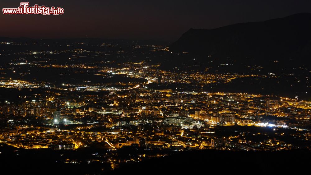 Immagine Panorama notturno della città di Terni, Umbria. La città è nota con il nome antico di Interamna Nahartium che significa "terra tra due fiumi".