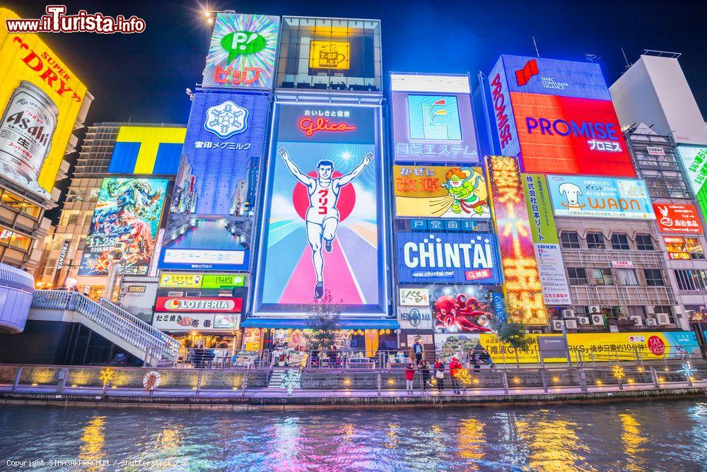 Immagine Panorama notturno dell'area di Dotonbori, distretto di Namba, Osaka (Giappone): locali e ristoranti sono famosi per le grandi insegne luminose colorate - © SIHASAKPRACHUM / Shutterstock.com