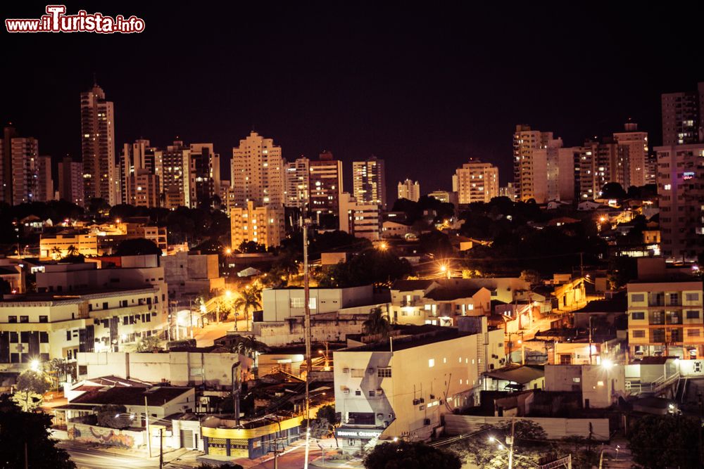 Immagine Panorama notturno di Cuiaba, Mato Grosso, Brasile. Questa città ospita quasi un milione di abitanti.