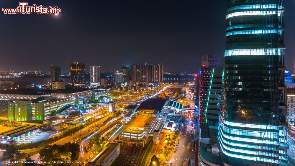 Immagine Panorama notturno di Johor Bahru, Malesia. Capitale dello stato malese, Johor Bahru si trova nell'estrema punta meridionale della penisola malese  - © Muhammad Syahid / Shutterstock.com