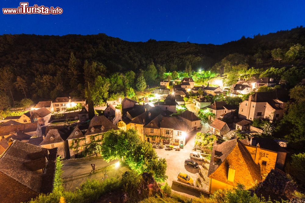 Immagine Panorama notturno di Saint-Cirq-Lapopie, Occitania, Francia: è un delizioso borgo con viuzze, case in pietra e a graticcio situato nelal valle del fiume Lot.