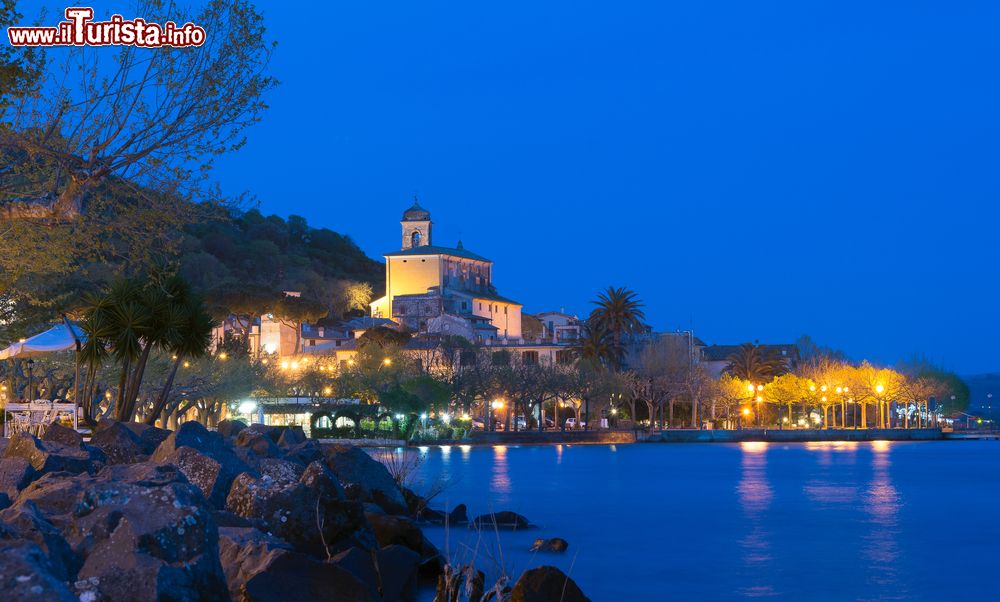 Immagine Panorama notturno di Trevignano Romano, Lazio. Le origine della cittadina risalgono probabilmente all'epoca romana come testimoniato anche dal nome che deriva dal latino Trebonianum, in origine una tenuta esistente all'epoca dell'impero di Augusto.