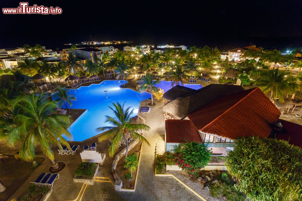 Immagine Panorama notturno su hotel e piscina a Cayo Largo, Cuba. Una bella immagine dall'alto di un residence lussuoso ospitato in questa perla del territorio cubano.