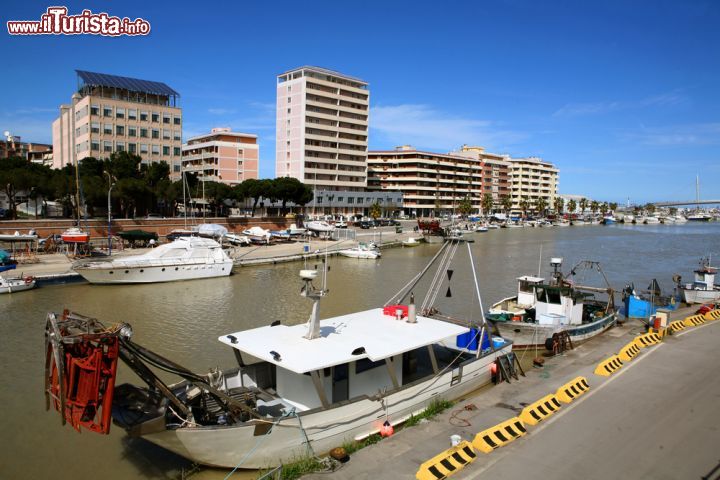 Immagine Panorama di Pescara, Abruzzo. Le imbarcazioni attraccate lungo le rive del fiume Pescara con sullo sfondo il Ponte del Mare - © onairda / Shutterstock.com