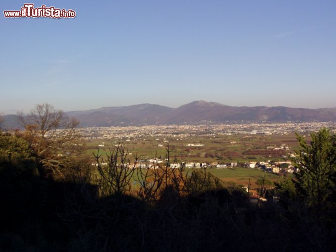 Immagine Panorama della piana di Quarrata in Toscana. Quest'aera venne bonificata dai romani - © Alessiobacch - Wikimedia Commons.