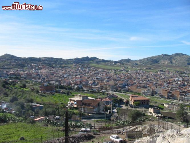 Immagine Panorama del città di Ramacca: ci troviamo in Sicilia sul bordo meridionale della Piana di Catania. Qui si produce la varietà di carciofo violetto, e il borgo ospita la famosa Sagra del Carciofo - © Pro Loco Ramacca