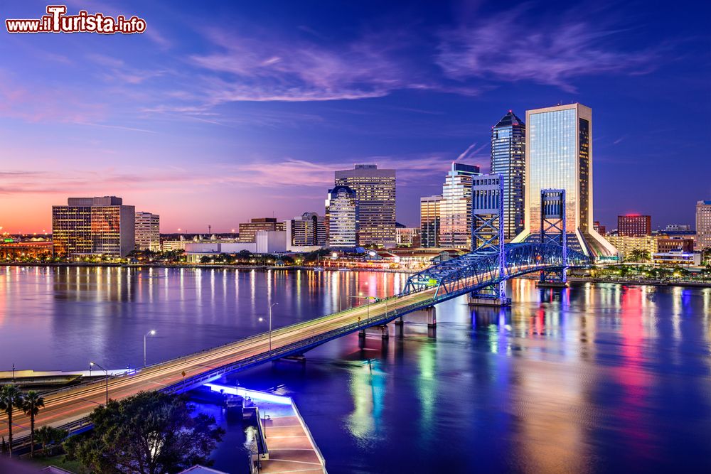 Immagine Panorama serale dei grattacieli di Jaksonville in Florida