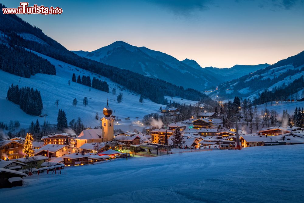 Immagine Panorama serale sul villaggio alpino di Saalbach-Hinterglemm, Austria.