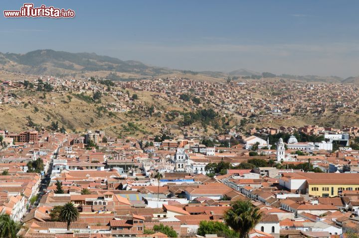 Immagine Il panorama sopra i tetti di Sucre, una città adagiata su una grande valle a 2750 metri s.l.m. nella zona centro-meridionale della Bolivia - foto © Rafal Cichawa / Shutterstock