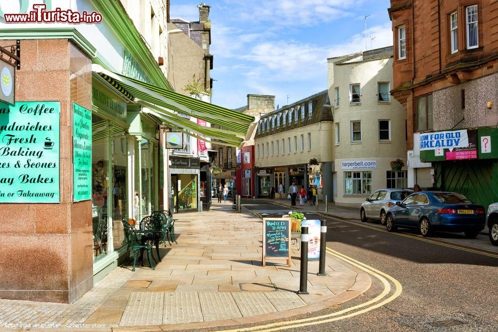 Immagine Panorama su High Street con negozi e caffè a Kirkcaldy, Scozia, UK. Dal 1980 il centro cittadino è stato designato come area da salvaguardare - © vetasster / Shutterstock.com