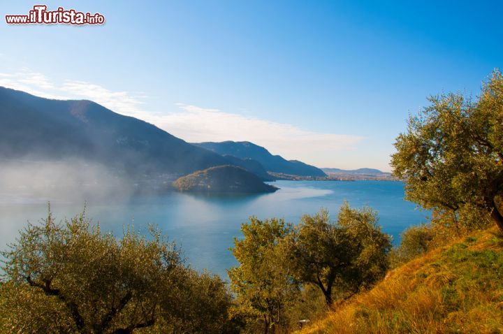 Immagine Panorama su Monte Isola con il Lago d'Iseo, Lombardia. Come indica bene il nome, Monte Isola o Montisola è una montagna su un'isola che divide in due l'antico Sebino: da un lato la sponda bresciana, dall'altro quella bergamasca - © Sogno Lucido / Shutterstock.com