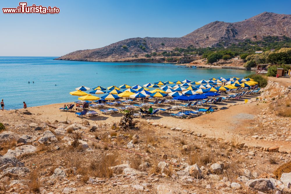 Immagine Panorama su Pontamos Beach a Chalki, Dodecaneso. E' una delle spiagge più popolari e frequentate dai turisti nell'isola greca.