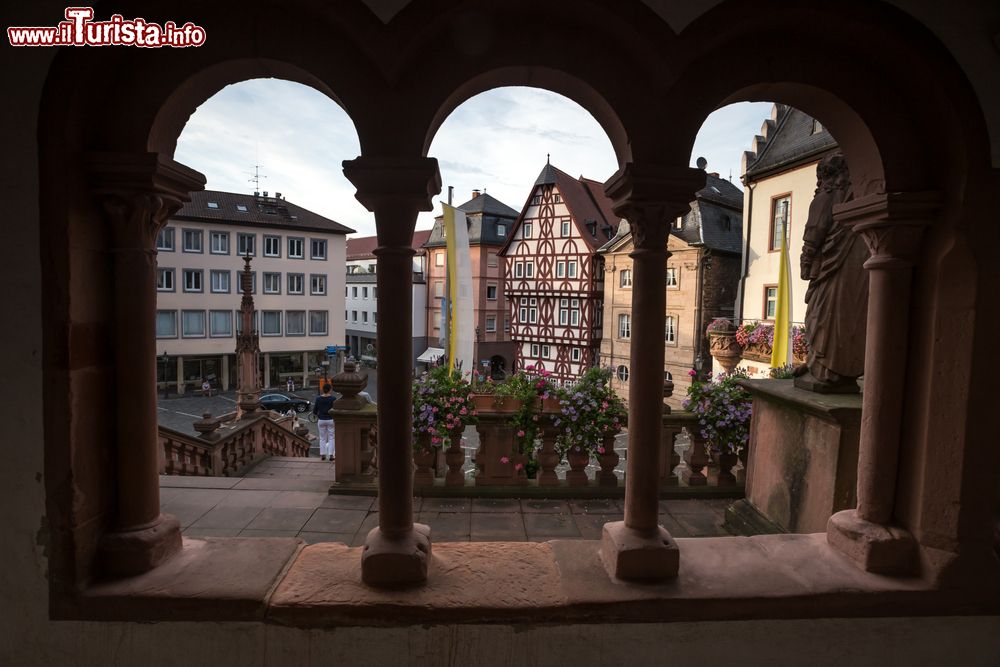 Immagine Panorama su Stiftskirchenplatz nel centro di Aschaffenburg, Germania. Qui sorgono edifici e palazzi storici fra cui splendide case con la facciata decorata da travi in legno.