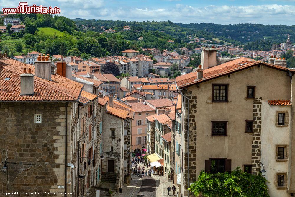 Immagine Panorama sui tetti della città di Le Puy-en-Velay (Francia) - © Steve Allen / Shutterstock.com