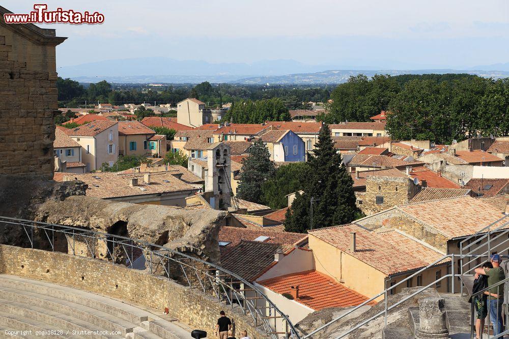 Immagine Panorama sui tetti della città di Orange, Vaucluse, Francia, dal sito archeologico dell'anfiteatro romano - © goga18128 / Shutterstock.com