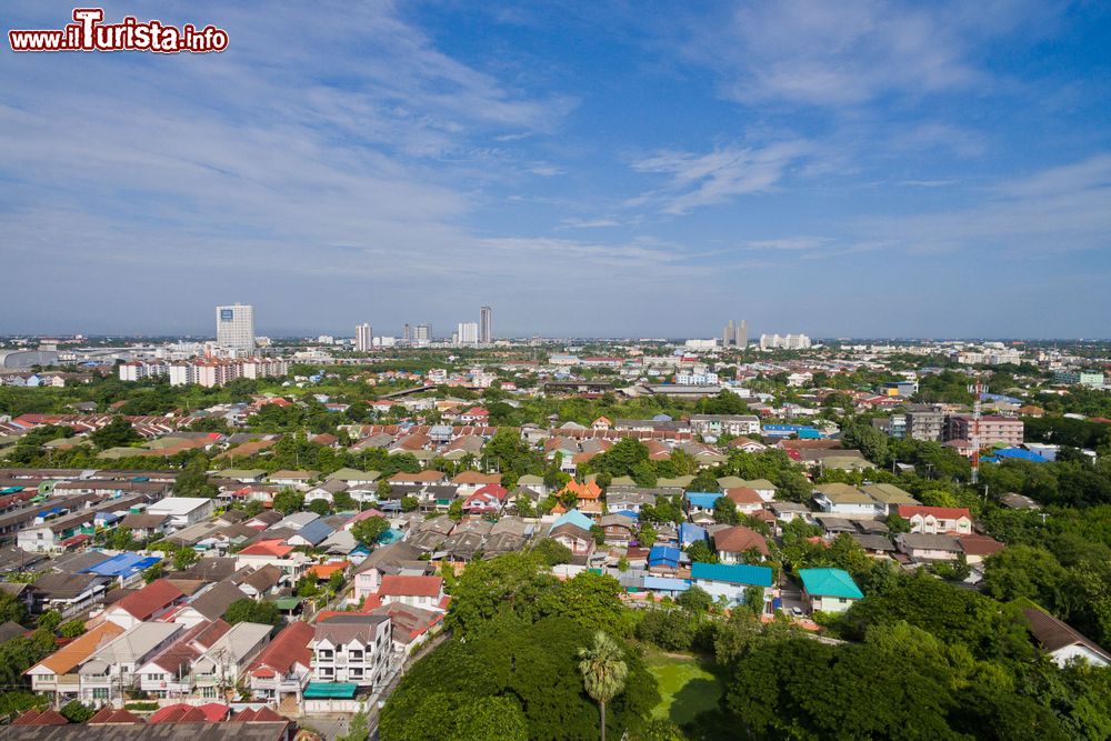 Immagine Panorama sui tetti della cittadina thailandese di Nonthaburi fotografata in una giornata di sole con il cielo azzurro.
