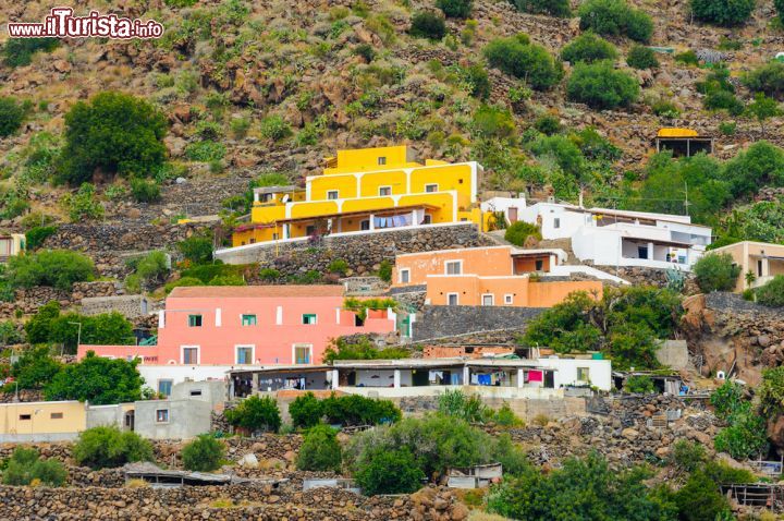 Immagine Panorama sul borgo di Alicudi, Sicilia - Un gruppo di abitazioni dai colori sgargianti costruite sul pendio di quest'isola di natura vulcanica, ricca e fertile © EugeniaSt / Shutterstock.com