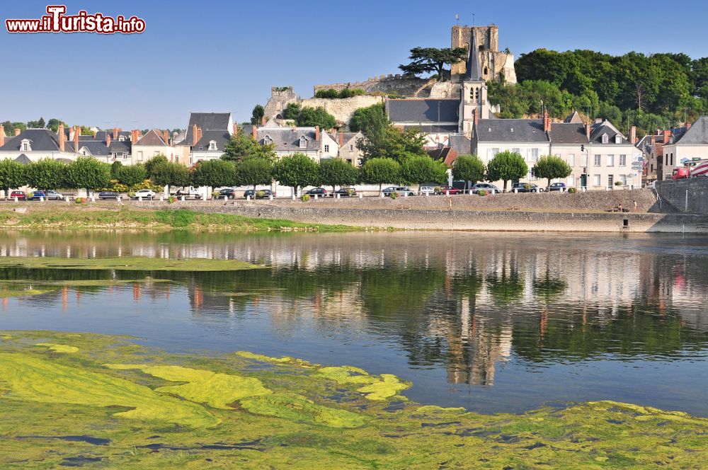Immagine Panorama sul fiume Cher e sulla città di Montrichard, Francia.