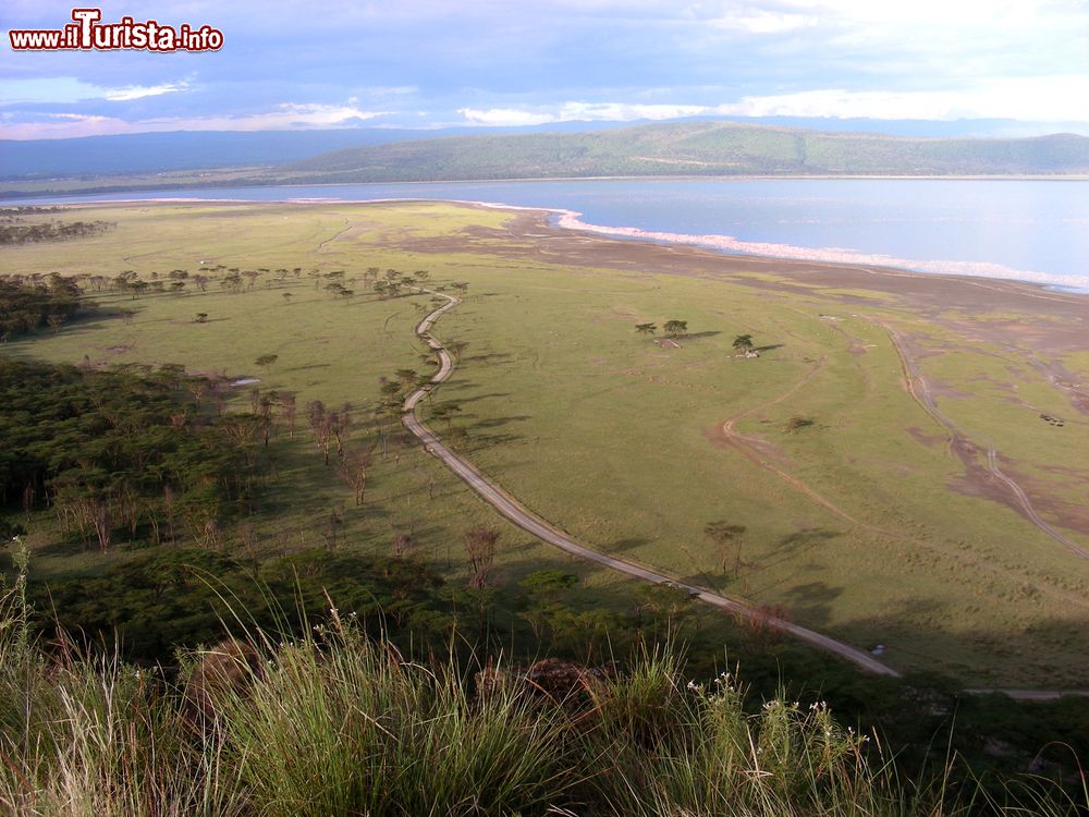 Immagine Panorama sul lago Manyara dalla cima di una collina, Tanzania. Questo lago d'acqua alcalina si trova nella parte settentrionale della Tanzania. E' lungo circa 50 km e largo 16 ed ha una superficie complessiva di 230 km quadrati.