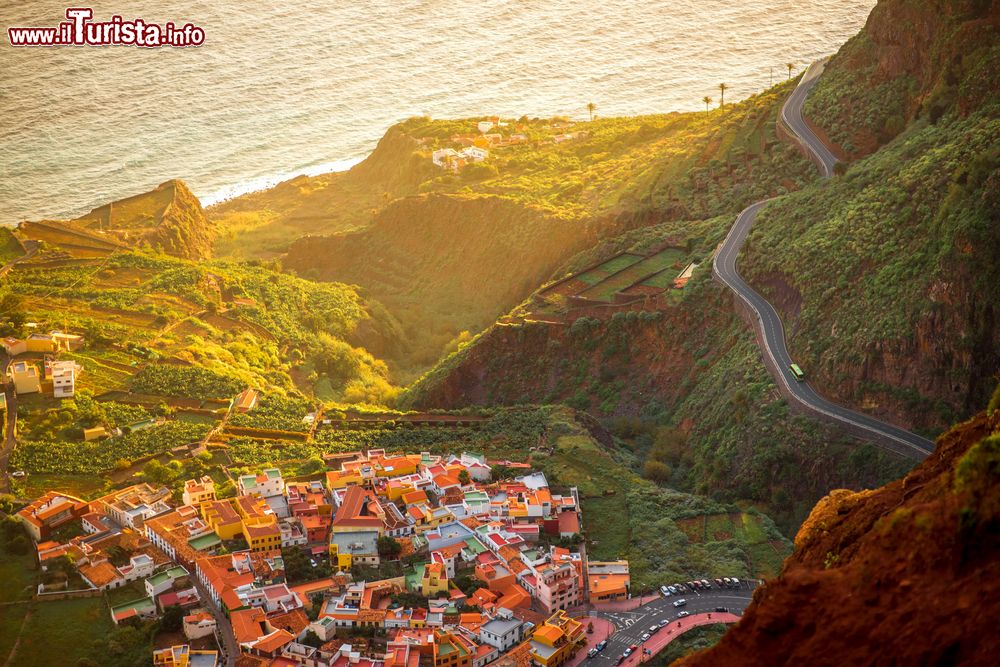 Immagine Panorama sul paese di Agulo, isola di La Gomera, Spagna. Considerato uno dei più bei borghi dell'isola, si estende su uno sperone di roccia. Questo grazioso villaggio è attraversato da strade e stradine in pietra con casette da fiaba.