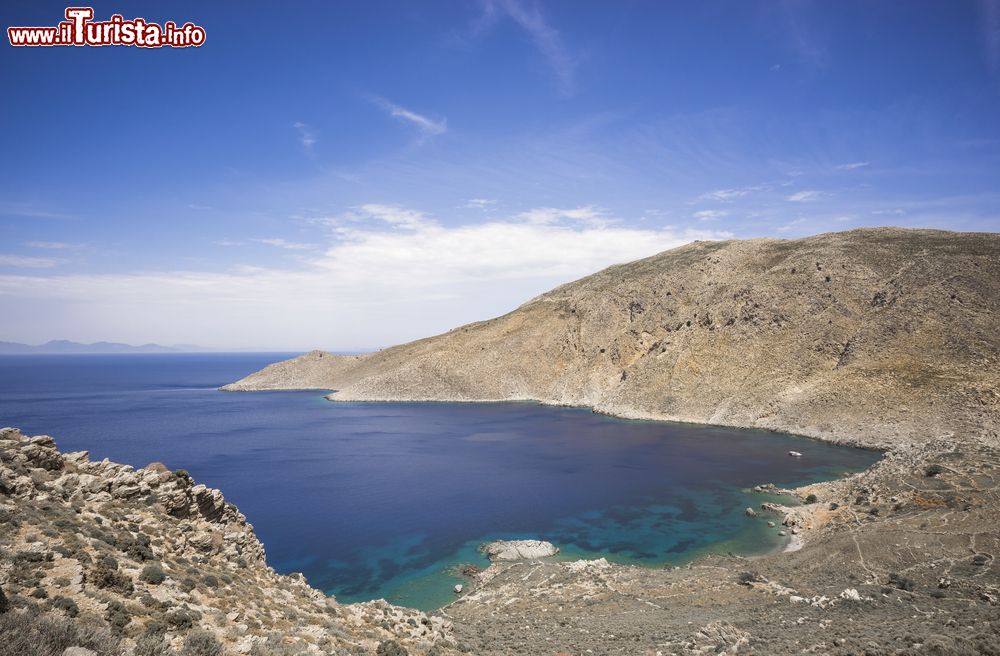 Immagine Panorama sulla baia di Tilos, Grecia. Le acque cristalline dell'Egeo lambiscono quest'isola dell'arcipelago del Dodecaneso.