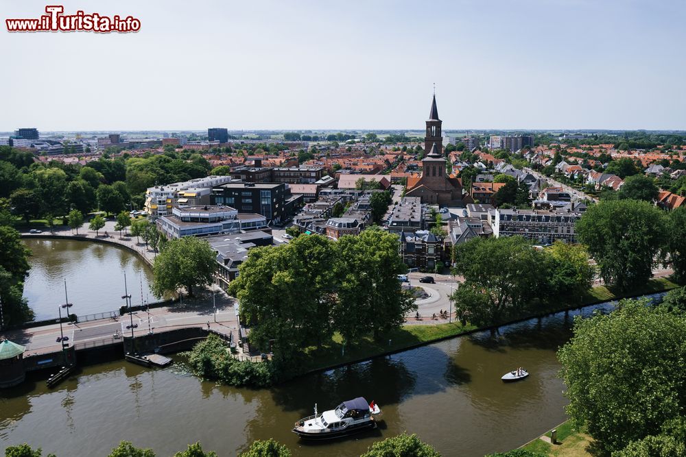 Immagine Panorama sulla città di Leeuwarden, Paesi Bassi. Capoluogo della Frisia, questa località olandese è diventata nel corso degli anni una delle mete preferite dai turisti. Vanta numerosi musei dedicati all'arte, alla natura e alla ceramica ma anche piste ciclabili e percorsi naturalistici.