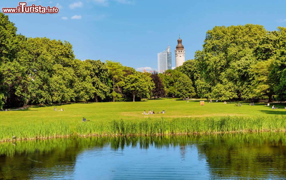 Immagine Panorama sulla città di Lipsia dal Clara Zetkin Park, Germania.