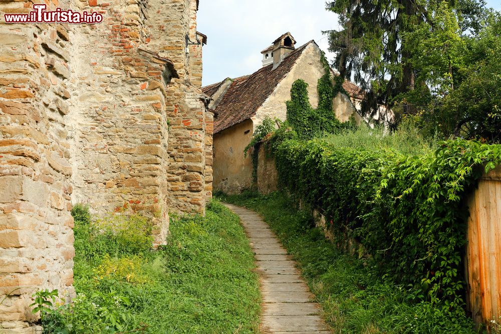 Immagine Un panorama sulla cittadella di Biertan, Transilvania, Romania. Le tre mura difensive sono concentriche: la connessione fra di loro avveniva tramite porte-torri.