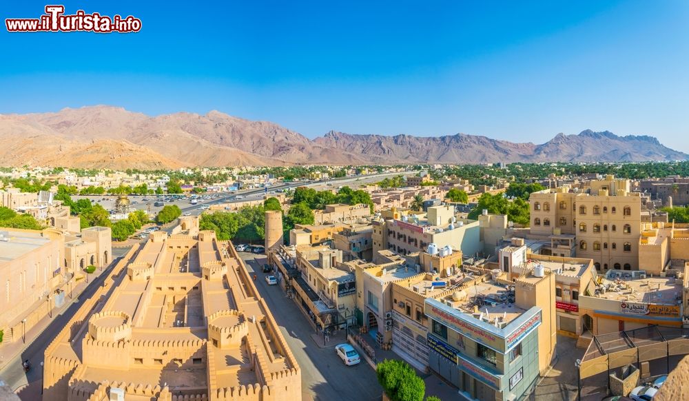 Immagine Panorama sulla cittadina di Nizwa dall'alto del forte, Oman. Da qui si può ammirare una splendida vista sull'intero villaggio, un tempo storica capitale del paese.