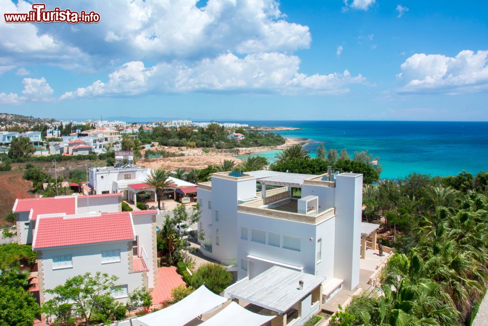 Immagine Panorama sulla cittadina di Protaras, isola di Cipro. A rendere famosa questa località, un tempo completamente disabitata, sono state le sue spiagge di sabbia bianca e candida.