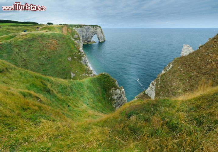 Immagine Panorama sulla Costa d'Alabastro a Etretat, Francia. Questo tratto di litorale francese si estende per circa 100 km da Dieppe a Etretat ed è caratterizzato da alte e bianche scogliere che si tuffano su lunghe e strette spiagge di ghiaia - © Max Topchii / Shutterstock.com