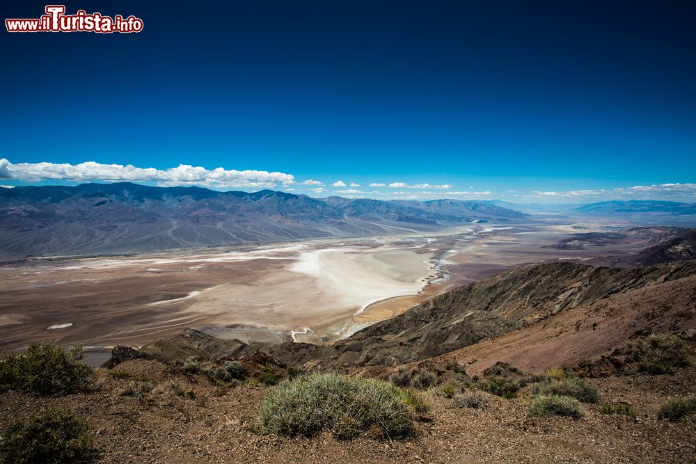 Immagine Panorama sulla Death Valley, Stati Uniti d'America. Nel 1913 proprio in questa valle è stata registrata la temperatura più elevata della Terra: 56,7°C. Anche per via delle condizioni climatiche questa zona della California ha preso il nome di Valle della Morte.