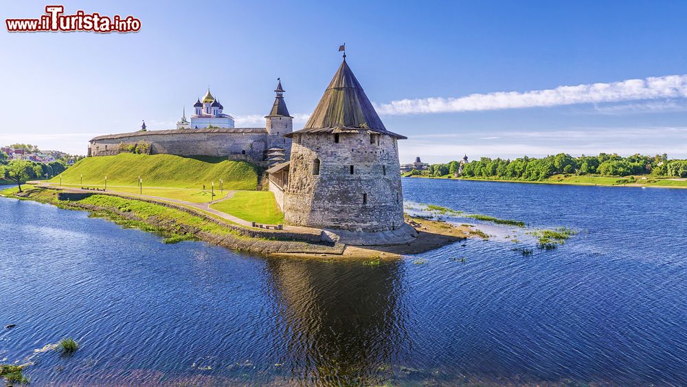 Immagine Panorama sulla Torre Piatta del cremlino di Pskov, Russia. Assieme alle altre, questo torrione è una delle torri di guardia, elemento caratteristico di questo tipo di fortezze.