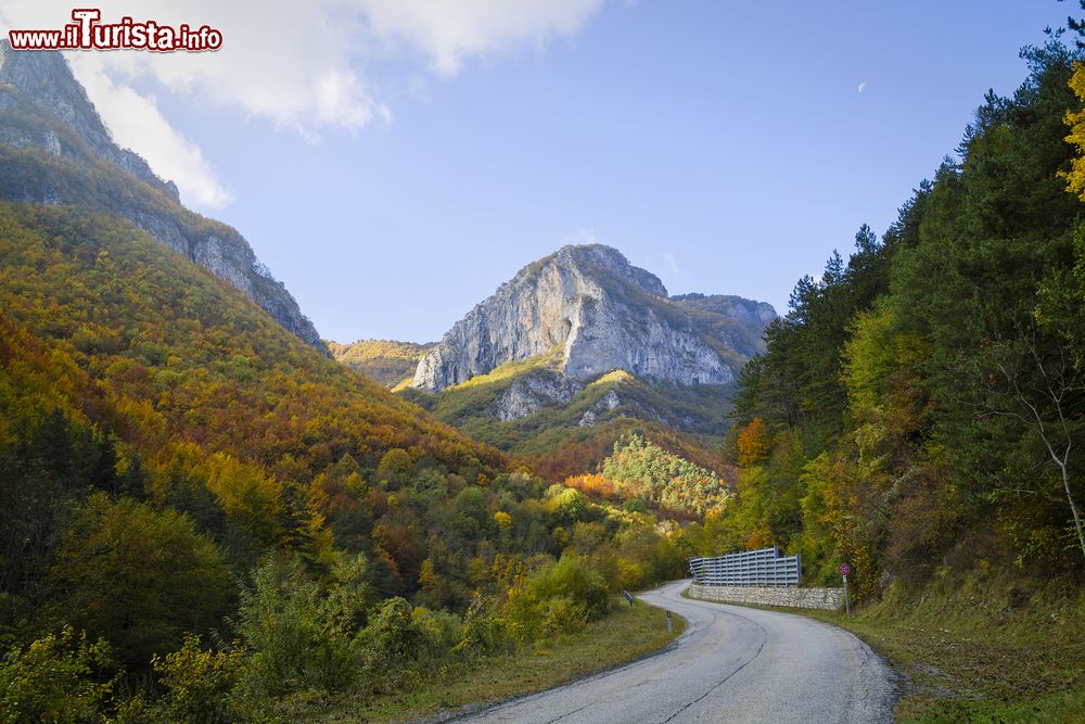 Immagine Panorama sulle Alpi, Italia. Una suggestiva immagine scattata dalla città di Ormea, in provincia di Cuneo, che ritrae le Alpi Liguri.