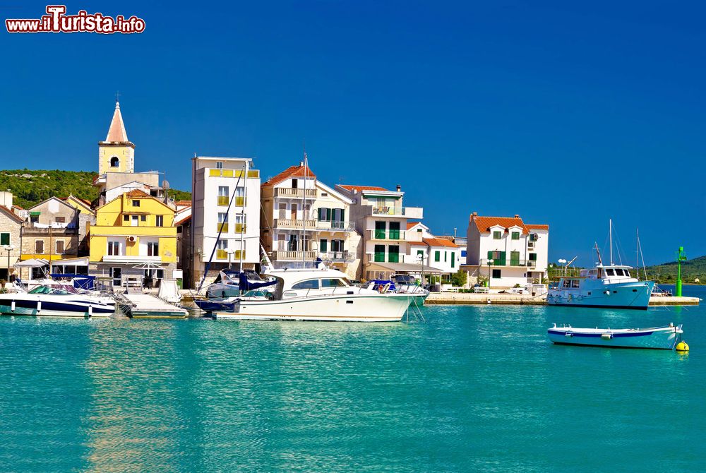 Immagine Panoramica del borgo di Pirovac sulla costa della Croazia. La baia su cui si affaccia è 10 km rientrata nella terraferma creando così un vero fenomeno naturale.