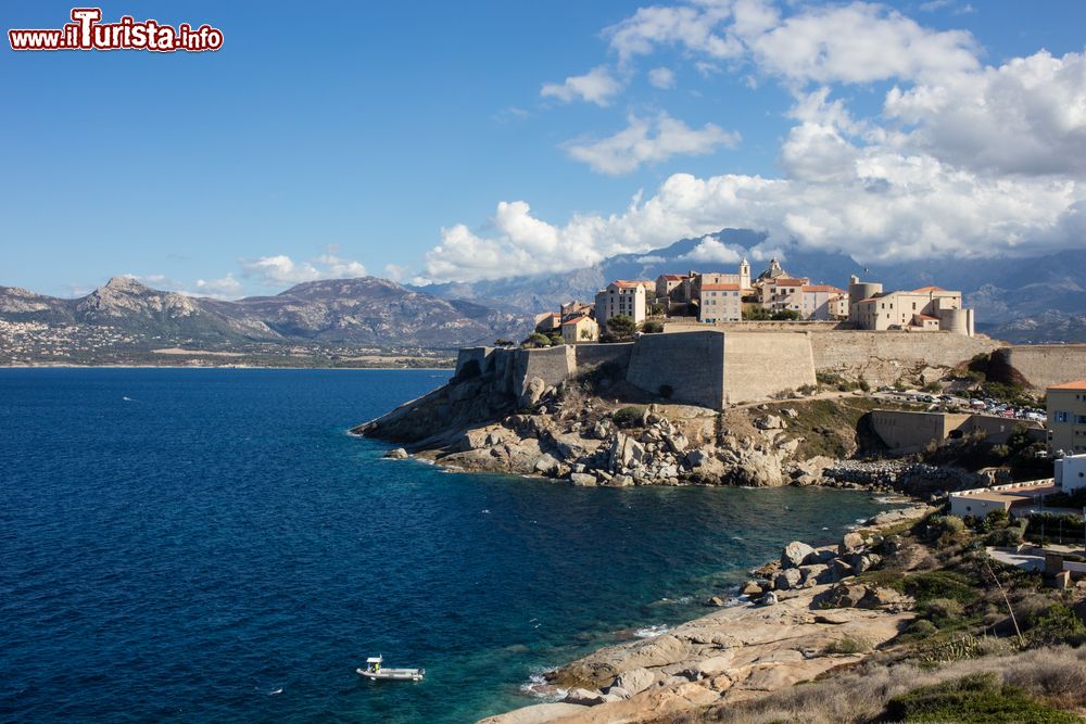 Immagine Panoramica della cittadella medievale di Calvi, Corsica. Alte falesie a picco sul mare, baie e calette sabbiose sono lo spettacolare scenario in cui sorge questa graziosa località della punta nord-occidentale dell'isola. 