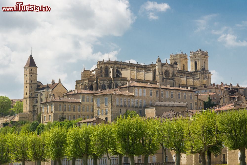 Immagine Panoramica di Auch, capitale della Guascogna, con la sua cattedrale.