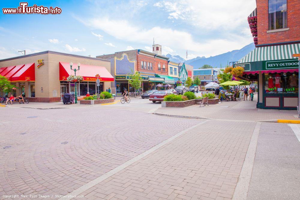 Immagine Panoramica di Revelstoke, Canada. Nel cuore della città sorge un interessante museo ferroviario - © Mark Pitt Images / Shutterstock.com