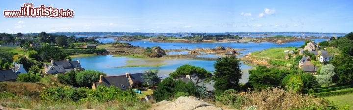 Immagine Panoramica dell'arcipelago di Brehat. Siamo in Bretagna nel nod ovest della Francia. Ci troviamo sul Canale della manica, e grazie alla Corrente del Golfo il clima qui è piuttosto mite e piovoso, e ha consentito lo sviulppo di una estesa vegetazione.