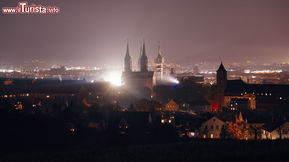 Immagine Panoramica notturna di Bamberga con la cattedrale in inverno (Germania).